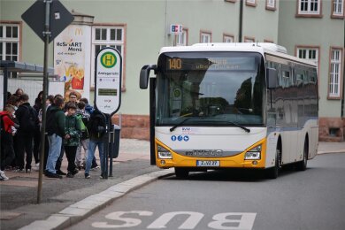 Ein Bus des Regionalverkehrs Westsachsen nähert sich der Haltestelle Amtsgericht am Dr.-Friedrichs-Ring in Zwickau. Ab Freitag könnte sich das Bild ändern.