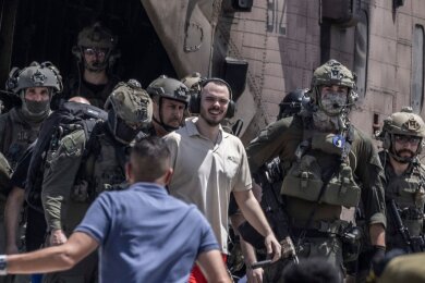 Andrey Kozlov (M), eine der vier israelischen Geiseln, die am 7. Oktober von der Hamas auf dem Nova-Musikfestival entführt wurden, kommt mit einem Hubschrauber im Sheba Medical Center an.