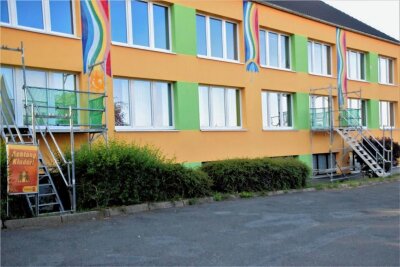 Die Baugerüste mit Fallschutz dienen aktuell als zweiter Fluchtweg für den Kindergarten.