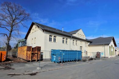 Die Entkernungsarbeiten der Gebäude des Werdauer Bahnhofes laufen bereits auf Hochtouren.