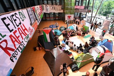 Propalästinensische Aktivisten haben in einem Gebäude der Universität Bremen ein Protestcamp errichtet.