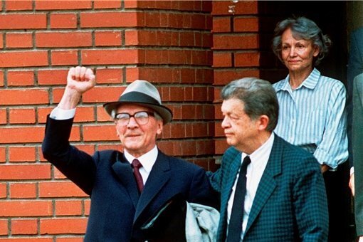 Erich Honecker im Juli 1992 beim Verlassen der chilenischen Botschaft in Moskau. 