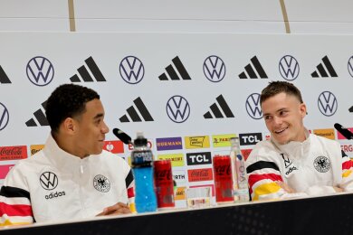 Jamal Musiala (l) und Florian Wirtz bei der DFB-Pressekonferenz in Herzogenaurach.