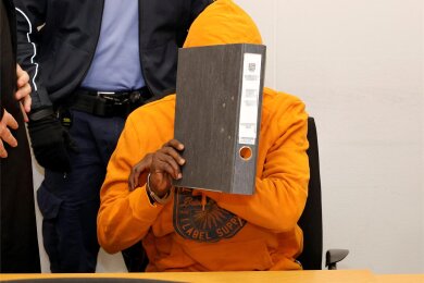 Der 24-Jährige ist wegen seiner Tat am Neujahrsmorgen an der Schulbrücke in Aue und einer Vergewaltigung verurteilt worden.