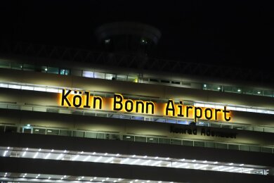 Am Flughafen Köln/Bonn ist ein Mann festgenommen worden, dem vorgeworfen wird, die Terrormiliz IS unterstützt zu haben.
