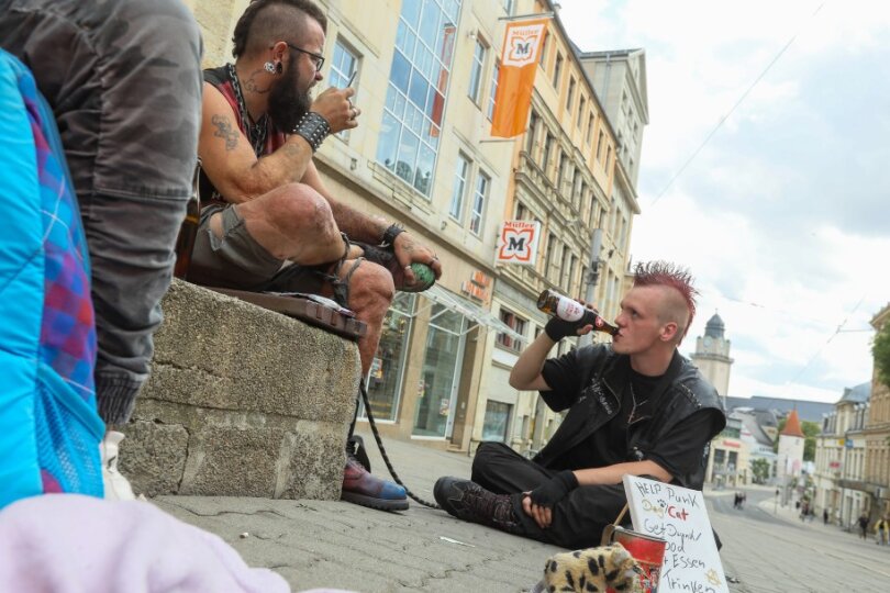Zwei Punks aus Plauen sitzen in der Bahnhofstraße. Seit dem Alkoholverbot auf dem Postplatz verbringen sie ihre Zeit oft dort.