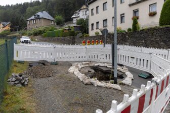 In der Waldschlößchenstraße im Stadtteil Buchholz ist die Fahrbahn eingebrochen.
