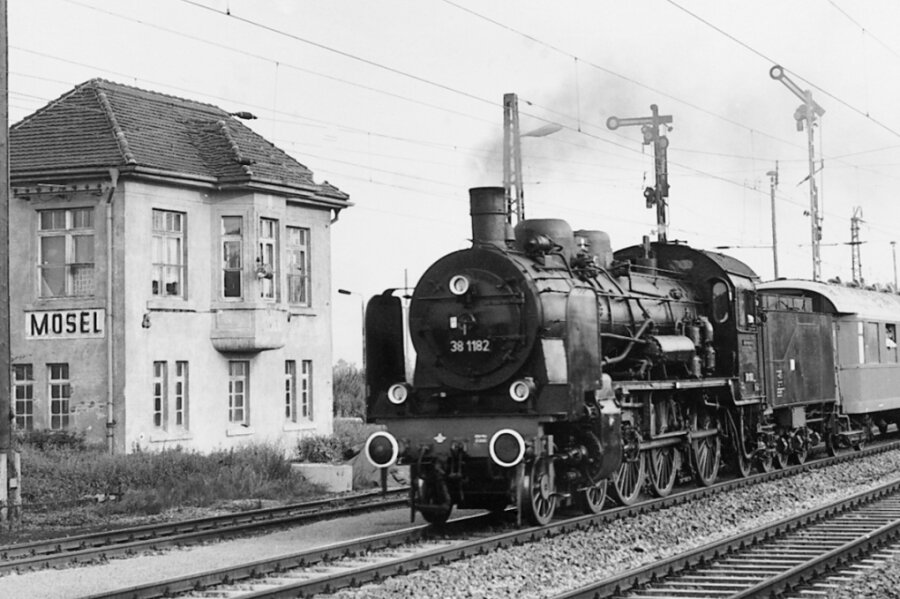 1905: Als es von Zwickau mit dem Zug noch direkt nach Paris ging - Die Dampflok 38 1182 passiert mit einem Sonderzug des Zwickauer Traditionsvereins den Bahnhof Mosel (um 1987). 