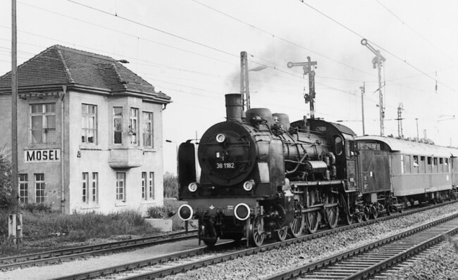 1905 ging es von Zwickau direkt nach Paris - Die Dampflok 38 1182 passiert mit einem Sonderzug des Zwickauer Traditionsvereins den Bahnhof Mosel (um 1987). 