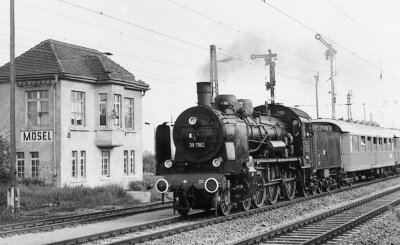 1905 ging es von Zwickau direkt nach Paris - Die Dampflok 38 1182 passiert mit einem Sonderzug des Zwickauer Traditionsvereins den Bahnhof Mosel (um 1987). 