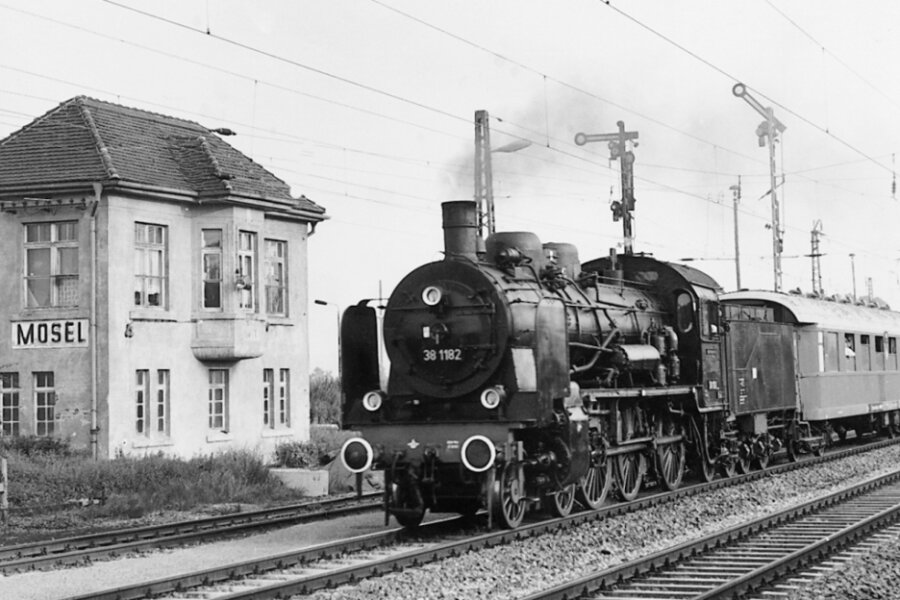 Die Dampflok 38 1182 passiert mit einem Sonderzug des Zwickauer Traditionsvereins den Bahnhof Mosel (um 1987). 