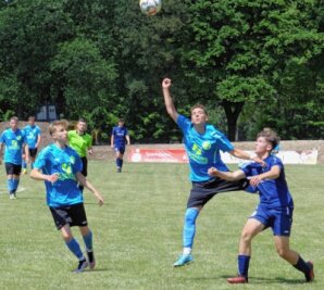 191 Mannschaften kämpfen um Tore und Punkte - Lucian Ritter (Stahlbau Plauen/Mitte) und Michael Steinmark (rechts, Bergen/Tirpersdorf) treffen bei den A-Junioren aufeinander. 