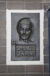 1948: Adolf Hennecke - Der erste Aktivist - Am ehemaligen Pförtnerhäuschen und heutigem Eingang des Bergbaumuseums Oelsnitz erinnert ein Relief an den berühmtesten Bergmann des damaligen Karl-Liebknecht-Schachtes.
