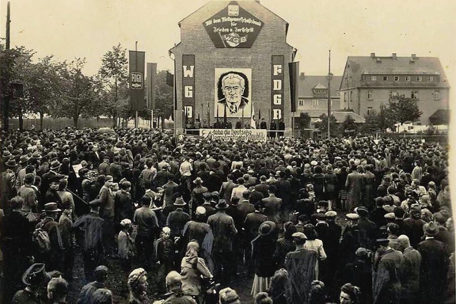 1949: Die Gründung der DDR - Mehr als 2500 Menschen demonstrieren in Flöha für Wilhelm Pieck und die DDR. 