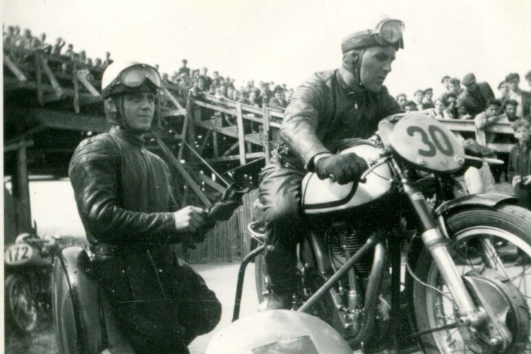 Fritz Bagge und Kurt Schönherr aus Karl-Marx-Stadt mit der Norton 500 am Vorstart des Sachsenrings.