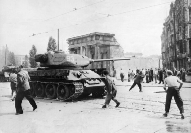 1953: Volksaufstand auch in Sachsen - Demonstranten werfen am 17. Juni 1953 in Berlin mit Steinen nach sowjetischen Panzern. Nach Streiks in Ost-Berlin kam es zum Volksaufstand, der von sowjetischen Truppen niedergeschlagen wurde. 