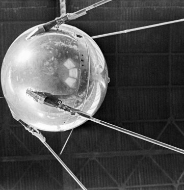 1957: Sputnik-Coup -                Sputnik 1 startete am 4. Oktober 1957 in eine Erdumlaufbahn. Der Satellit hatte einen Durchmesser von 58 Zentimetern.             