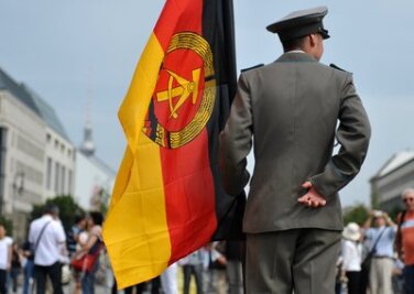 1959: Neue Flagge für die DDR - Die DDR-Flagge kam oft zum Einsatz.