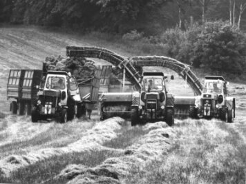 1962: Ernteschlacht - In der Region wird um jedes Korn gekämpft - Damals moderne Strohpressen vom Typ K 453 werden am 22. August 1979 in der LPG Seifersbach zur Heuernte eingesetzt.