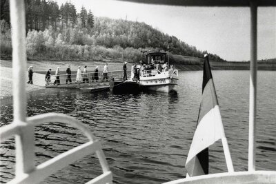 1964: Talsperre Pöhl wird Naherholungsgebiet - Ein Fahrgastschiff auf der Tasperre Pöhl.