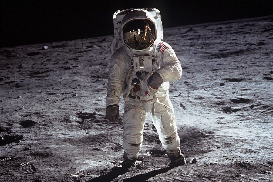 Neil Armstrong betritt als erster Mensch den Mond.