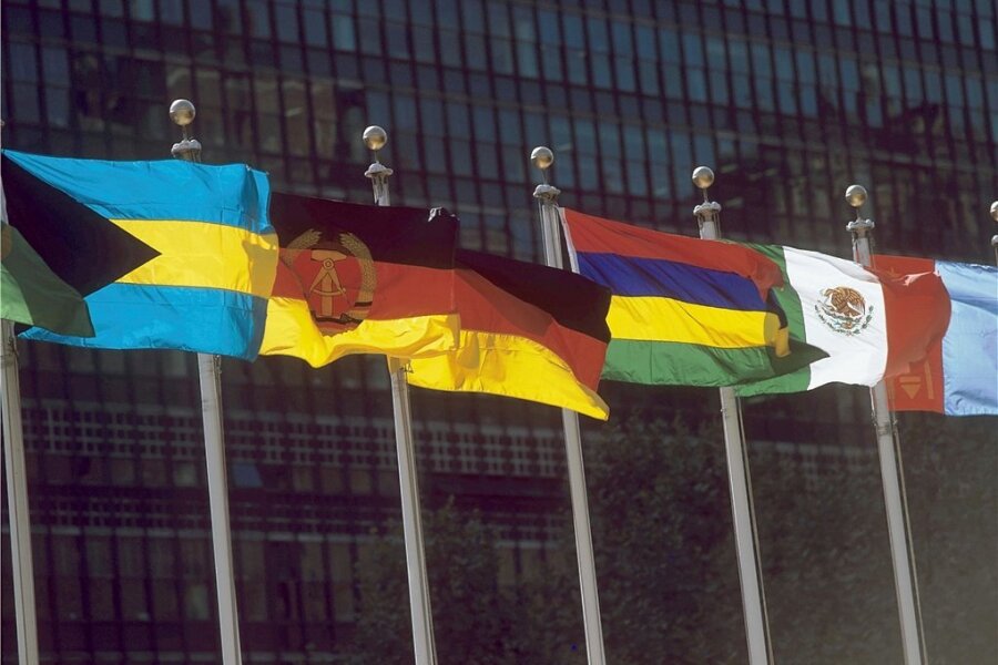 1973: DDR in der UN - Die Flaggen der beiden deutschen Staaten wehen vor dem UN-Gebäude in New York.