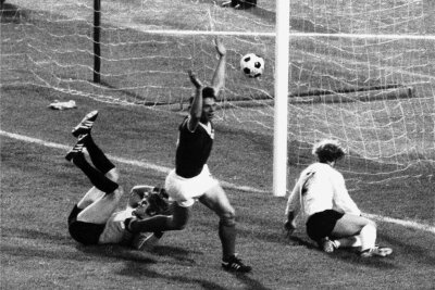 1974: Ein Tor für die Geschichtsbücher - Jürgen Sparwasser (Mitte) bejubelt seinen Treffer zum 1:0 gegen die BRD. Der westdeutsche Torhüter Sepp Maier (l.) und Verteidiger Berti Vogts sind konsterniert. 