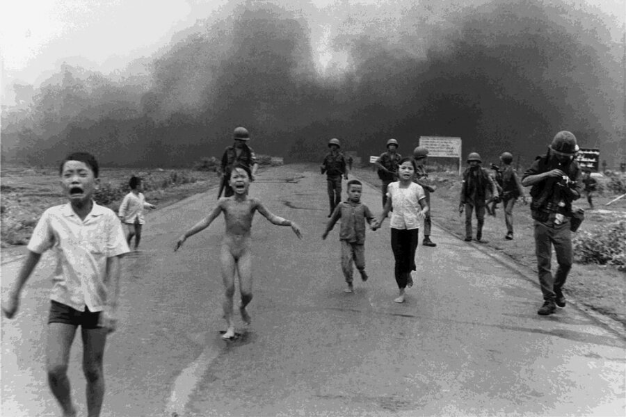1975: Das Ende des Vietnam-Krieges - Dieses Foto von fünf Kindern, die nach einem Napalmangriff flüchten, ging im Juni 1972 um die Welt und steigerte vor allem im Westen die Empörung über den sinnlosen Vietnamkrieg. 