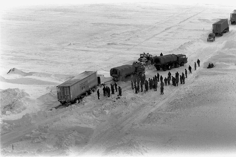 Helfer der Nationalen Volksarmee befreien im Januar 1979 einen Lastwagen, der im strenger Winter auf der Autobahn Berlin-Rostock an einer Abfahrt in eine Schneeverwehung gefahren war. 