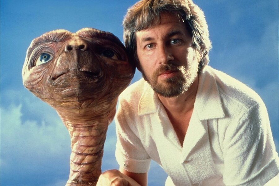 1982: E.T. ist gelandet - E.T. und sein geistiger Vater Steven Spielberg im Jahr der Weltpremiere des Kultstreifens. 