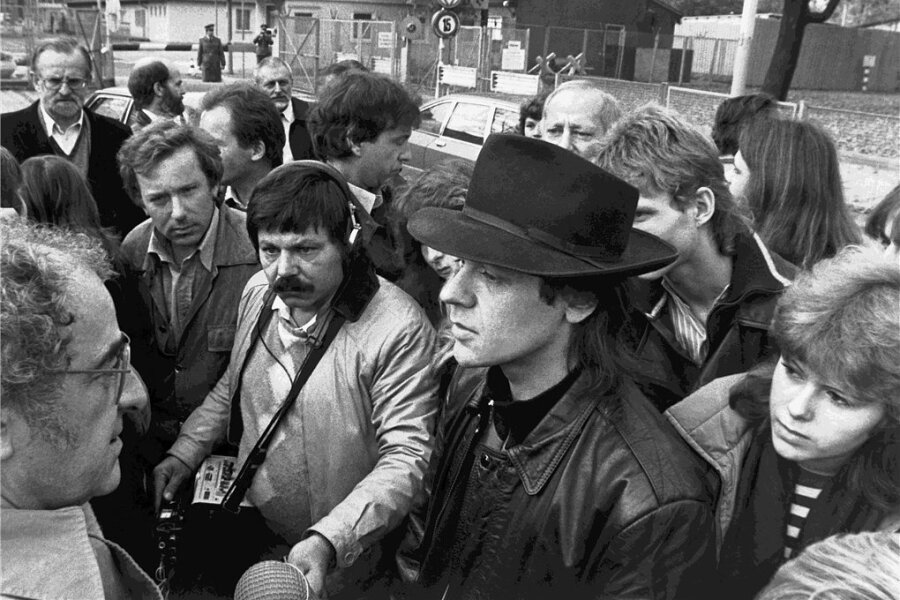 Udo Lindenberg (mit Hut) wird bei seiner Einreise in die DDR am Grenzübergang Invalidenstraße von Fans und Journalisten erwartet. Er hatte seinen ersten DDR-Auftritt am 25. Oktober 1983 im Palast der Republik.