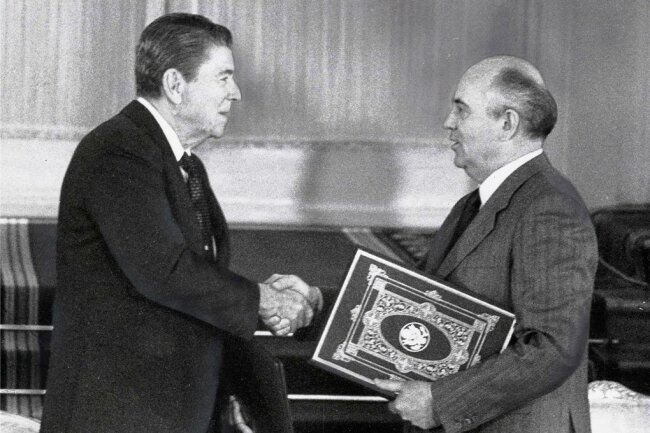 Ronald Reagan und Michail Gorbatschow mit dem INF-Vertrag. 