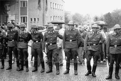 1989: Die Wende begann in Plauen - Die Volkspolizei sperrt eine Straße bei der Demonstration in Plauen ab. 