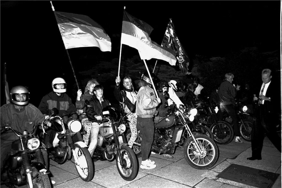 1990: Ende der deutschen Teilung besiegelt - Bürger feiern die Deutsche Einheit. 