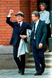 1992: Prozess gegen Erich Honecker - Erich Honecker im Juli 1992 beim Verlassen der chilenischen Botschaft in Moskau. 