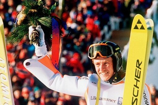 1994: Jens Weißflog fliegt zu historischem Erfolg - Jens Weißflog jubelte nach dem Großschanzen-Gold in Lillehammer auf den Schultern von Espen Bredesen (Silber) aus Norwegen und Andreas Goldberger. Es folgte das Gold im Team-Wettbewerb. 