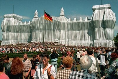 1995: Christo verhüllt das Reichstagsgebäude - Der Reichstag wird während seiner 14-tägigen Verhüllung von insgesamt rund fünf Millionen Menschen besucht.