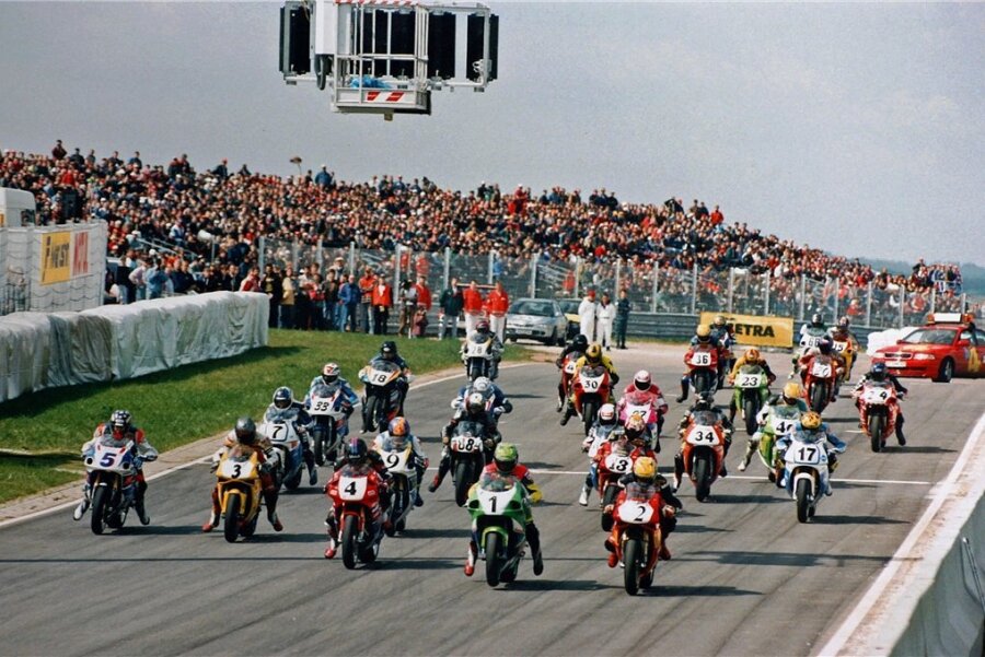 1996: Wieder Vollgas auf dem Sachsenring - Erster Start der Pro Superbike Klasse zur Deutschen Motorradmeisterschaft im Mai 1996 auf dem neuen Sachsenring. Es kommen 60.000 Zuschauer. 