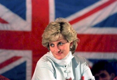 1997: Prinzessin Diana verunglückt tödlich - Prinzessin Diana 1996 vor der britischen Fahne in Pakistan.