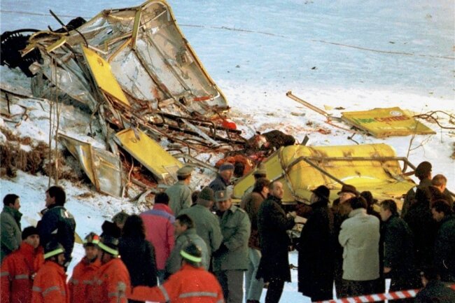Blut im Schnee nach dem Seilbahnunglück am 3. Februar 1998 in Cavalese. Unter den 20 Opfern waren acht Deutsche - sieben Urlauber aus dem Burgstädter Raum und ein Münchener. 