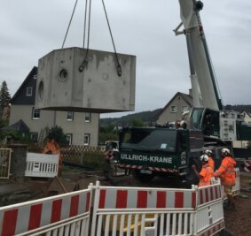 2,7-Millionen-Euro-Projekt dauert länger - Vergangene Woche schwebte das 26 Tonnen schwere Verteilerbauwerk auf der Lessingstraße in Thalheim ein. Zentimetergenau wurde es an die vorgemerkte Stelle gehievt. 