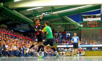 2.Handball-Bundesliga: Aue gewinnt gegen Eintracht Hagen 31:24 - Arni Thor Sigtryggsson (Aue, links) versucht sich gegen Thomas Rink (Hagen) durchzusetzen.