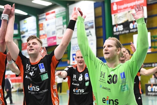 2.Handball-Bundesliga: EHV Aue besiegt TV 1893 Neuhausen mit 32:29 (17:14) - Freude über den Sieg im Auer Lager - Sebastian Duschek(vorn li.) und Sveinbjörn Petursson (vorn re.) verlassen den EHV Aue