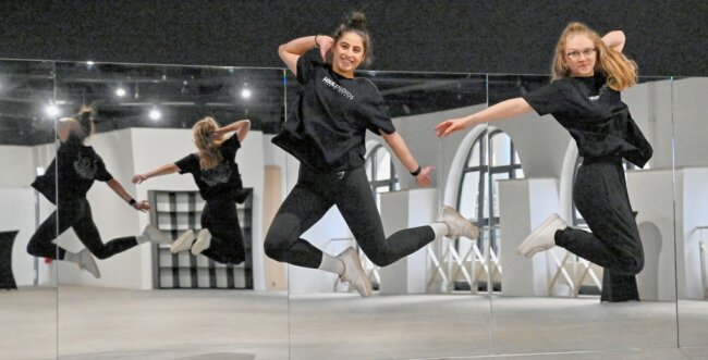 20-jährige Mittweidaerin eröffnet Tanzstudio in Chemnitz - Für Gründerin Batul Al Aidi (links) ist das Schönste am Leben Tanzen. Mit Trixi Kind übte sie am Donnerstag noch für die große Eröffnung. 