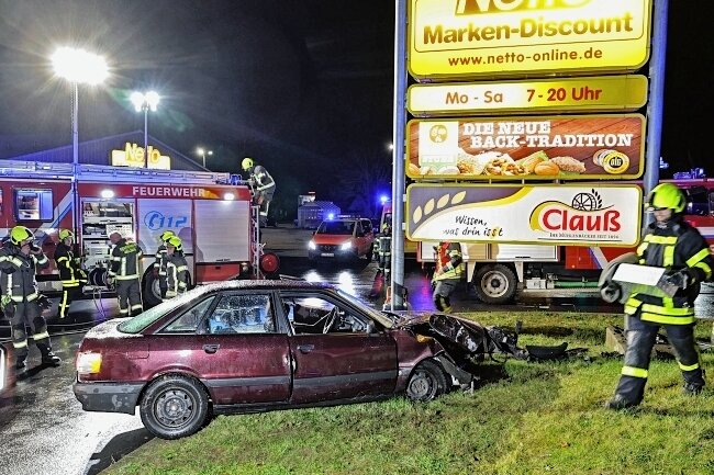 20-Jähriger bei Unfall schwer verletzt - Der Audi nach dem Unfall am Donnerstagabend. 