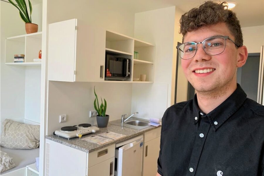 20-Jähriger lobt neues Studentenwohnheim in Zwickau: topmodern und traumhafter Ausblick - Student Jan Luca Schmidt in einem der neuen Apartments des Studentenwerks in Eckersbach. Die Mikrowelle, freut er sich, kann auch Pizza backen.