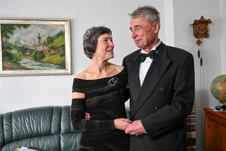20 Jahre Chemnitzer Opernball: Dieses Paar hat keinen verpasst - Kleid und Smoking sitzen: Annelie und Michael Mehlhorn probieren ihre Outfits für den 20. Opernball am 10. Februar.
