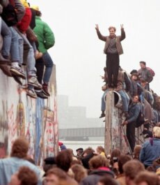20 Jahre danach: Deutschland kommt an einen Tisch - 
              <p class="artikelinhalt">Berlin, 12. November 1989. Mauersegmente werden am Potsdamer Platz entfernt. Doch auf die Freude folgte Ernüchterung.</p>
            