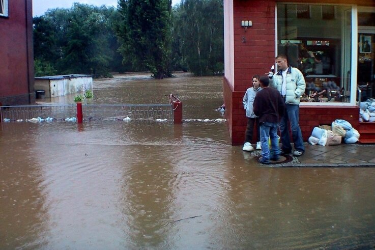 20 Jahre nach der Flut: Kann so etwas in Westsachsen wieder passieren? - 13. August 2002: Schaulustige sehen an der Schneeberger Straße in Wilkau-Haßlau zu, wie das Wasser immer höher steigt. 