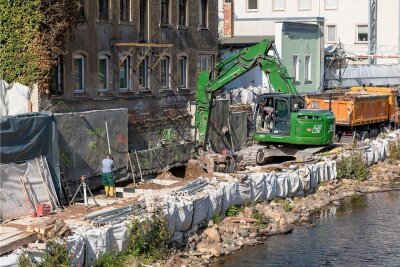 20 Jahre nach der Jahrhundertflut: 200 Millionen Euro für die Sicherheit - Erst nächstes Jahr sollen in Olbernhau die Arbeiten zum Hochwasserschutz abgeschlossen werden. Aktuell wird in der Flöha flussabwärts vor der Marktbrücke gebaut. 